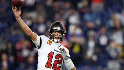 Tom Brady lanza un bitcoin al fan que le devolvió el balón del touchdown 600 Tom Brady lanza un bitcoin al fan que le devolvió el balón del touchdown 600