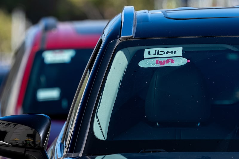 Los logotipos de Uber Technologies Inc. y Lyft Inc. en un taxi en San Francisco. Fotógrafo: David Paul Morris/Bloomberg. Los logotipos de Uber Technologies Inc. y Lyft Inc. en un taxi en San Francisco. Fotógrafo: David Paul Morris/Bloomberg.