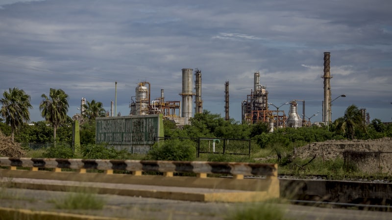 Pemex reporta tres trabajadores con quemaduras en refinería Salina Cruz Pemex reporta tres trabajadores con quemaduras en refinería Salina Cruz