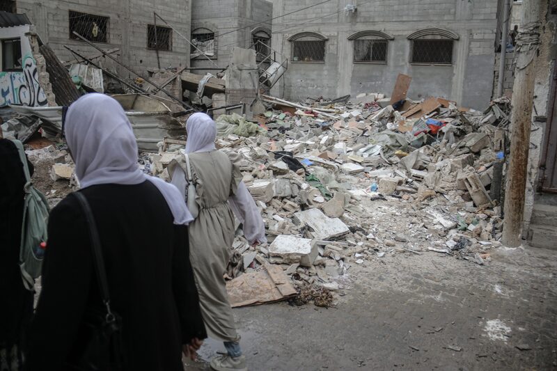 Palestinos pasan junto a los restos de un edificio tras un ataque israelí en el campo de refugiados de Nuseirat, en el centro de Gaza, el martes 1 de octubre de 2024. Palestinos pasan junto a los restos de un edificio tras un ataque israelí en el campo de refugiados de Nuseirat, en el centro de Gaza, el martes 1 de octubre de 2024.