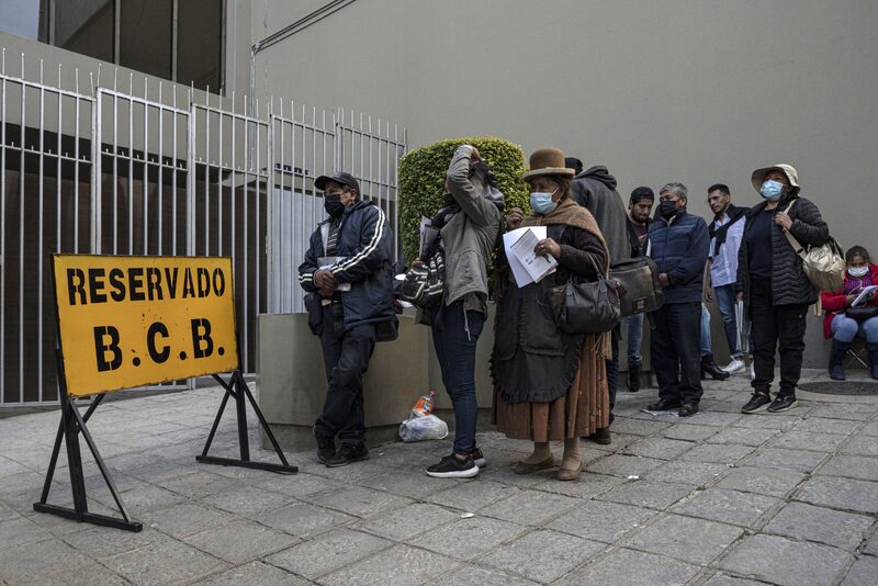 La gente espera en fila fuera del Banco Central de Bolivia en La Paz, Bolivia, el martes 21 de marzo de 2023. La gente espera en fila fuera del Banco Central de Bolivia en La Paz, Bolivia, el martes 21 de marzo de 2023.