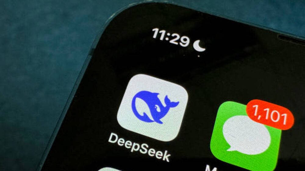 El chatbot de inteligencia artificial de la empresa china DeepSeek se disparó a lo más alto de las listas de descargas de Apple Store. El chatbot de inteligencia artificial de la empresa china DeepSeek se disparó a lo más alto de las listas de descargas de Apple Store.