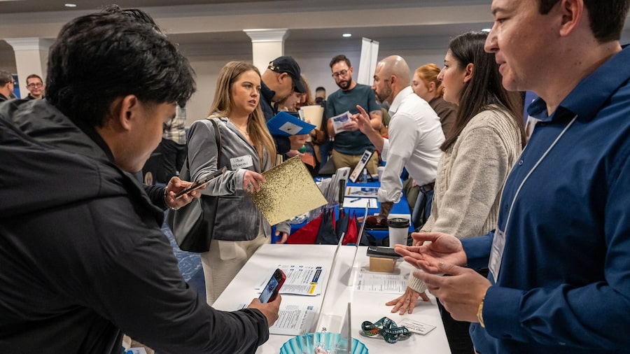 Las solicitudes de subsidios por desempleo en EE.UU. caen a su nivel más bajo en casi dos años Las solicitudes de subsidios por desempleo en EE.UU. caen a su nivel más bajo en casi dos años