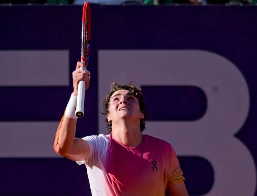 O tenista brasileiro João Fonseca comemora a vitória sobre o argentino Francisco Cerundolo na final do ATP 250 de Buenos Aires em 16 de fevereiro de 2025 (Foto: ATP Tour) O tenista brasileiro João Fonseca comemora a vitória sobre o argentino Francisco Cerundolo na final do ATP 250 de Buenos Aires em 16 de fevereiro de 2025 (Foto: ATP Tour)