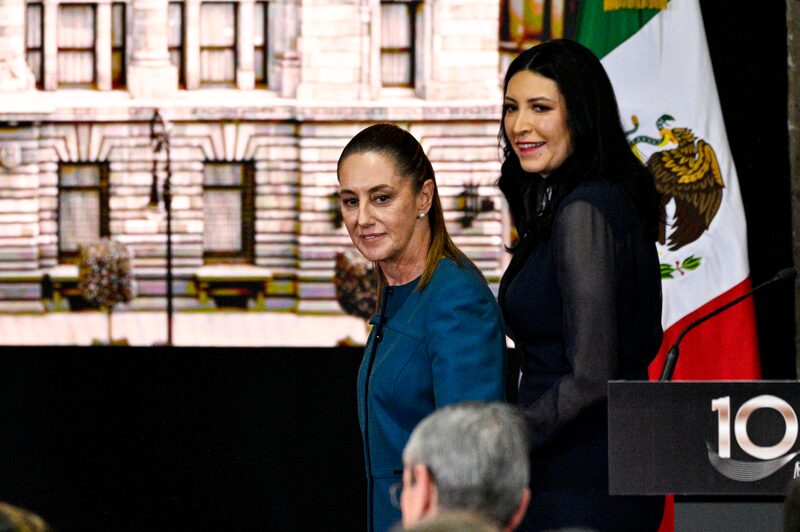 Claudia Sheinbaum, presidenta de México, y Victoria Rodríguez Ceja, gobernadora de Banxico, durante el evento conmemorativo de los 100 años de la fundación de Banxico, en Ciudad de México el 25 de agosto de 2025. Claudia Sheinbaum, presidenta de México, y Victoria Rodríguez Ceja, gobernadora de Banxico, durante el evento conmemorativo de los 100 años de la fundación de Banxico, en Ciudad de México el 25 de agosto de 2025.