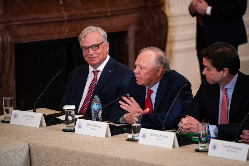 Harold Hamm, en el centro, durante una reunión de directivos del sector petrolero celebrada en la Casa Blanca en enero. Harold Hamm, en el centro, durante una reunión de directivos del sector petrolero celebrada en la Casa Blanca en enero.