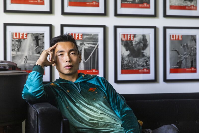 Zhu y su cofundador invirtieron los ahorros de toda su vida en una nueva empresa, Iterable, que creó marketing campañas y notificaciones que se dirigen a los clientes de formas muy personalizadas. Zhu y su cofundador invirtieron los ahorros de toda su vida en una nueva empresa, Iterable, que creó marketing campañas y notificaciones que se dirigen a los clientes de formas muy personalizadas.