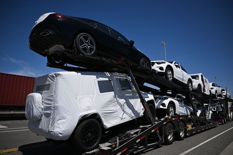 Los SUV de Mercedes-Benz se descargan en el puerto de Long Beach, en California. Fotógrafo: Patrick T. Fallon/AFP/Getty Images. Los SUV de Mercedes-Benz se descargan en el puerto de Long Beach, en California. Fotógrafo: Patrick T. Fallon/AFP/Getty Images.