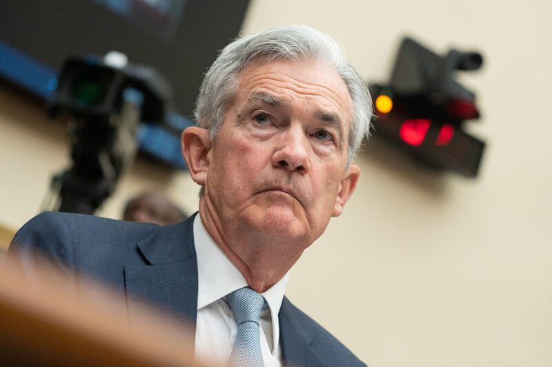 Jerome Powell, presidente de la Reserva Federal de EE.UU., escucha durante una audiencia del Comité de Servicios Financieros de la Cámara de Representantes en Washington, D.C., Estados Unidos, el jueves 23 de junio de 2022. P Jerome Powell, presidente de la Reserva Federal de EE.UU., escucha durante una audiencia del Comité de Servicios Financieros de la Cámara de Representantes en Washington, D.C., Estados Unidos, el jueves 23 de junio de 2022. P