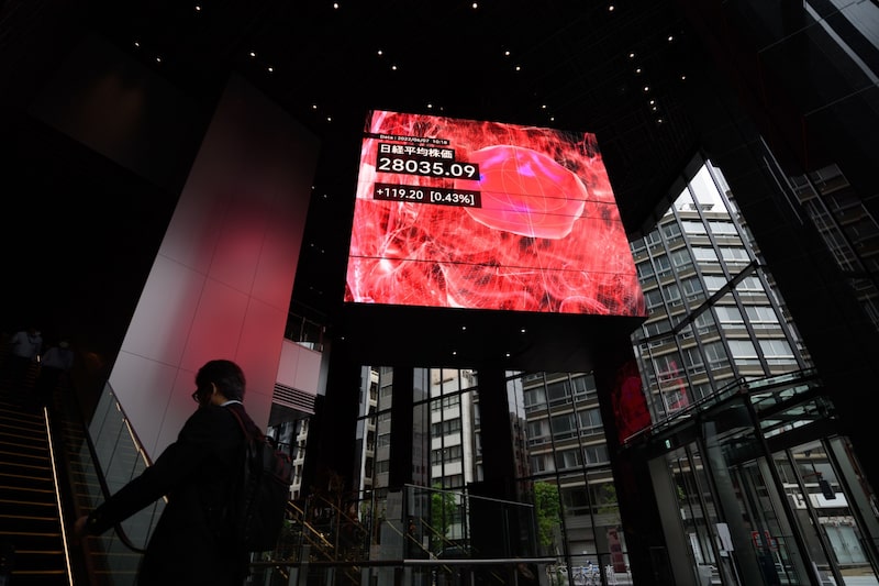 El Nikkei 225 Stock Average se muestra en una pantalla de cubo giratorio en un atrio del edificio Kabuto One, junto a la Bolsa de Tokio, en Tokio, Japón, el martes 7 de junio de 2022. Fotógrafo: Akio Kon/Bloomberg El Nikkei 225 Stock Average se muestra en una pantalla de cubo giratorio en un atrio del edificio Kabuto One, junto a la Bolsa de Tokio, en Tokio, Japón, el martes 7 de junio de 2022. Fotógrafo: Akio Kon/Bloomberg