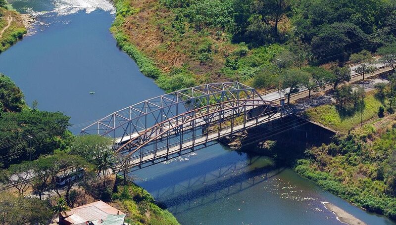 Un puente en el río Tempisque, entre cantones de Carrillo y Liberia. Un puente en el río Tempisque, entre cantones de Carrillo y Liberia.