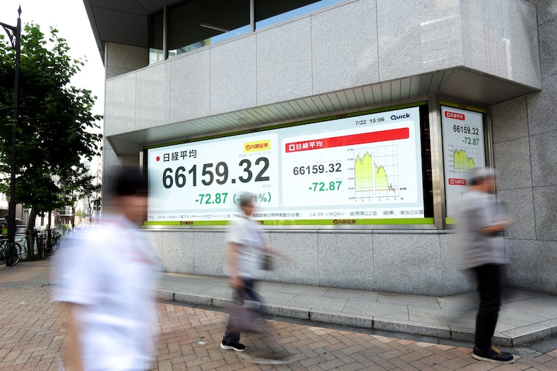 Una pantalla muestra el índice bursátil Nikkei 225 en el exterior de una empresa de valores en Tokio. Fotógrafo: Kiyoshi Ota/Bloomberg. Una pantalla muestra el índice bursátil Nikkei 225 en el exterior de una empresa de valores en Tokio. Fotógrafo: Kiyoshi Ota/Bloomberg.