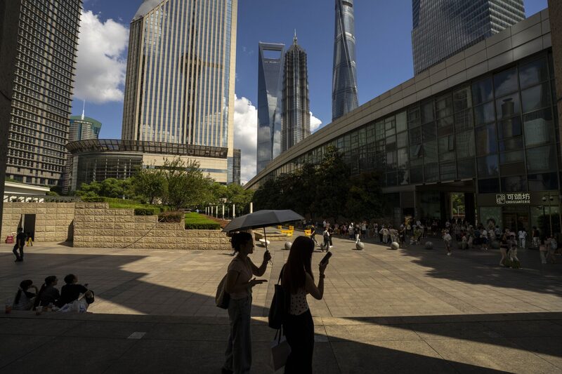 Peatones en el distrito financiero de Lujiazui, en Pudong (Shanghái, China), el lunes 18 de agosto de 2025. El índice bursátil de Shanghái se encamina hacia su cierre más alto en una década, gracias a la inversión de los inversores locales, que cuentan con abundante liquidez, en un mercado que se ha disparado tras el alivio de las tensiones comerciales con Estados Unidos. Peatones en el distrito financiero de Lujiazui, en Pudong (Shanghái, China), el lunes 18 de agosto de 2025. El índice bursátil de Shanghái se encamina hacia su cierre más alto en una década, gracias a la inversión de los inversores locales, que cuentan con abundante liquidez, en un mercado que se ha disparado tras el alivio de las tensiones comerciales con Estados Unidos.
