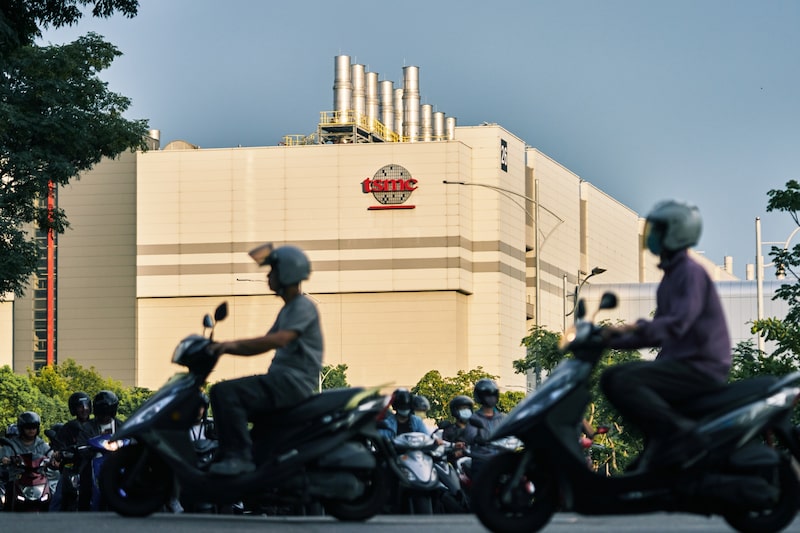 Los ingresos de la empresa han crecido aproximadamente un 40% durante la primera mitad del año, incluso con un dólar taiwanés más fuerte que ha suprimido esa cifra. Los ingresos de la empresa han crecido aproximadamente un 40% durante la primera mitad del año, incluso con un dólar taiwanés más fuerte que ha suprimido esa cifra.