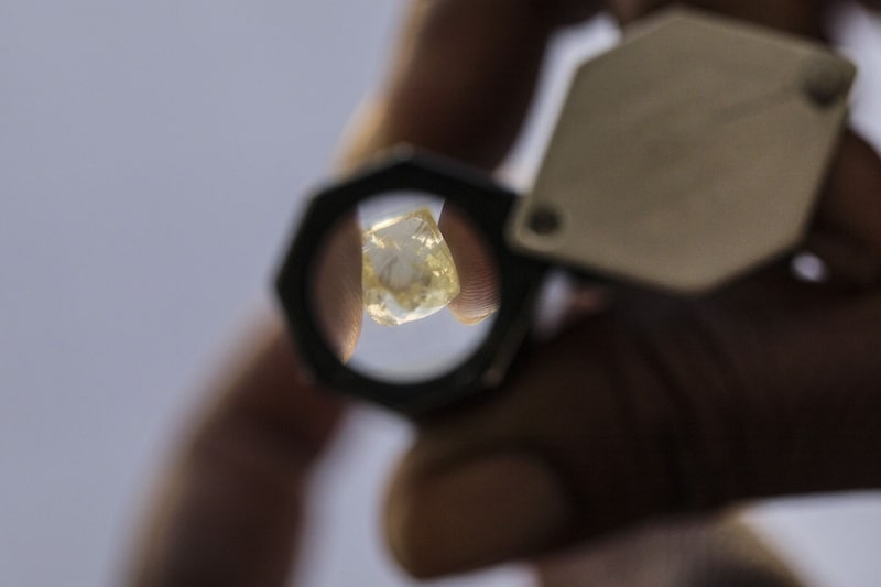De Beers produce el 70 % de sus diamantes en Botsuana. De Beers produce el 70 % de sus diamantes en Botsuana.