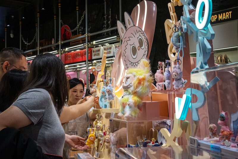 Juguetes Labubu en una tienda Pop Mart en Pekín. Fotógrafo: Na Bian/Bloomberg Juguetes Labubu en una tienda Pop Mart en Pekín. Fotógrafo: Na Bian/Bloomberg