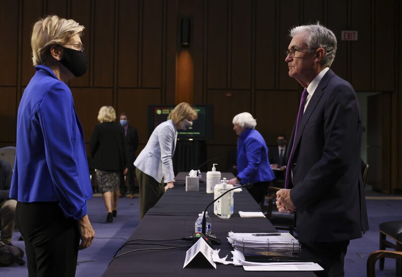 La senadora Elizabeth Warren, demócrata de Massachusetts, a la izquierda, habla con Jerome Powell, presidente de la Reserva Federal de Estados Unidos, durante una audiencia del Comité de Banca, Vivienda y Asuntos Urbanos del Senado en Washington, D.C., Estados Unidos, el martes 28 de septiembre de 2021. Fotógrafo: Kevin Dietsch/Getty Images/Bloomberg La senadora Elizabeth Warren, demócrata de Massachusetts, a la izquierda, habla con Jerome Powell, presidente de la Reserva Federal de Estados Unidos, durante una audiencia del Comité de Banca, Vivienda y Asuntos Urbanos del Senado en Washington, D.C., Estados Unidos, el martes 28 de septiembre de 2021. Fotógrafo: Kevin Dietsch/Getty Images/Bloomberg