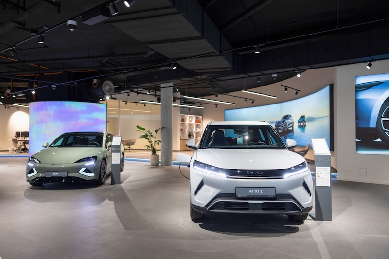 Vehículos eléctricos Seal y Atto 2 de BYD Co. en un concesionario de BYD Co. en Berlín. Fotógrafa: Liesa Johannssen/Bloomberg Vehículos eléctricos Seal y Atto 2 de BYD Co. en un concesionario de BYD Co. en Berlín. Fotógrafa: Liesa Johannssen/Bloomberg