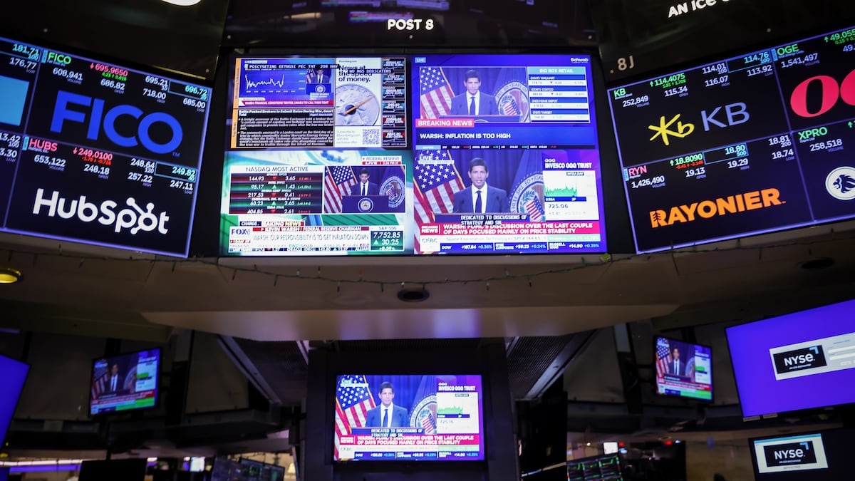 Las cadenas de televisión emitieron imágenes de Kevin Warsh, presidente de la Reserva Federal de EE. UU., hablando tras una reunión del Comité Federal de Mercado Abierto (FOMC) desde la sala de operaciones de la Bolsa de Nueva York.