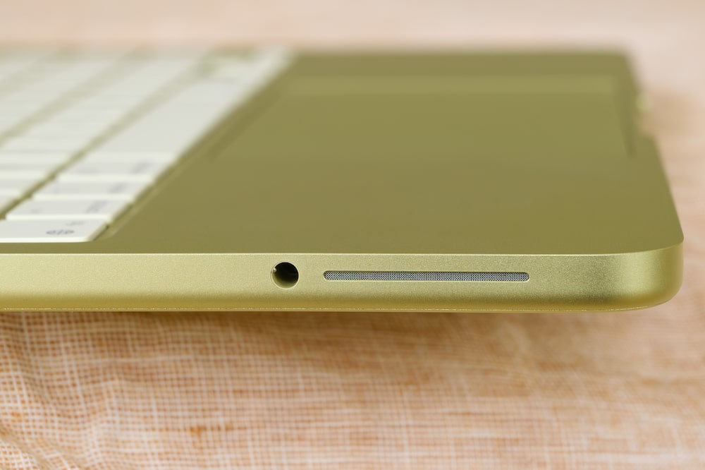 Os alto-falantes do MacBook Neo são adequados para uso casual, mas seu posicionamento pode fazer com que sejam abafados facilmente. Foto: Bloomberg Os alto-falantes do MacBook Neo são adequados para uso casual, mas seu posicionamento pode fazer com que sejam abafados facilmente. Foto: Bloomberg