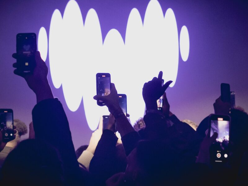 A plataforma de streaming Deezer tem investido para identificar devidamente músicas produzidas 100% por IA (Foto: Reprodução) A plataforma de streaming Deezer tem investido para identificar devidamente músicas produzidas 100% por IA (Foto: Reprodução)