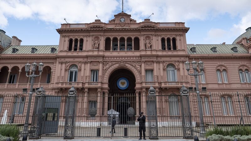 Com inflação de 109%, Argentina prepara novo pacote e choque de juros Com inflação de 109%, Argentina prepara novo pacote e choque de juros