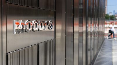 Moody’s recorta sus previsiones de ganancias en medio de la volatilidad de los mercados Moody’s recorta sus previsiones de ganancias en medio de la volatilidad de los mercados