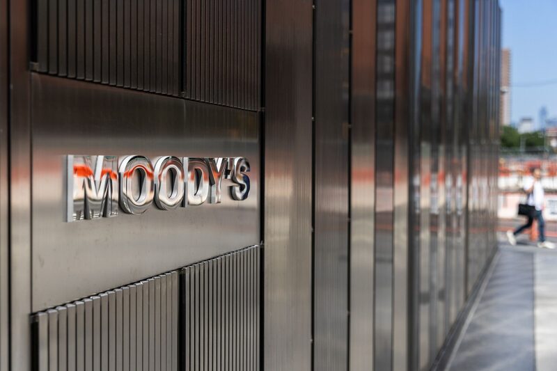 Moody’s recorta sus previsiones de ganancias en medio de la volatilidad de los mercados. Moody’s recorta sus previsiones de ganancias en medio de la volatilidad de los mercados.