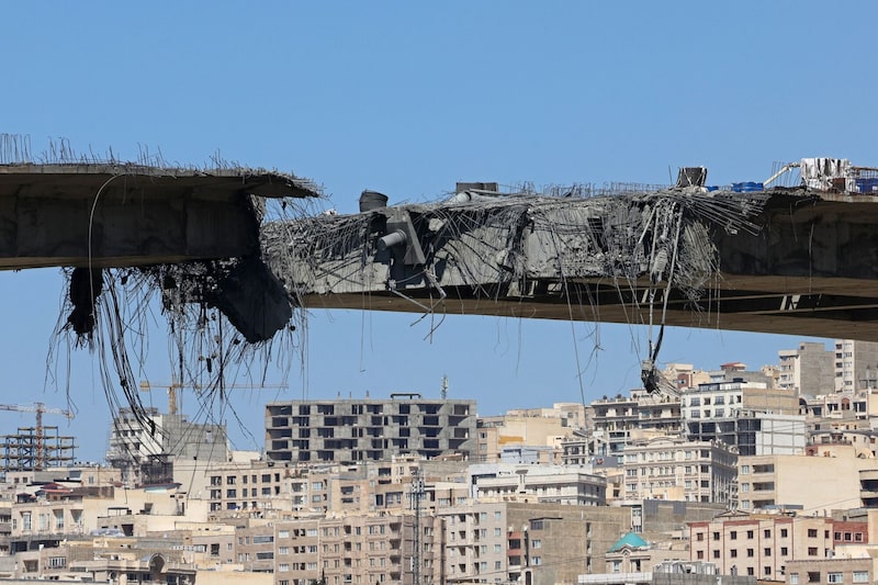El puente B1 dañado en Karaj, Irán, el 3 de abril. Fotógrafo: Atta Kenare/Getty Images El puente B1 dañado en Karaj, Irán, el 3 de abril. Fotógrafo: Atta Kenare/Getty Images