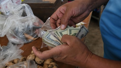 La dolarización sí es reversible en Venezuela aun con Maduro hablando de aumentos en esa moneda La dolarización sí es reversible en Venezuela aun con Maduro hablando de aumentos en esa moneda