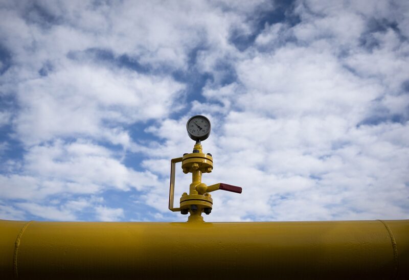 Un manómetro sobre un gasoducto. Un manómetro sobre un gasoducto.