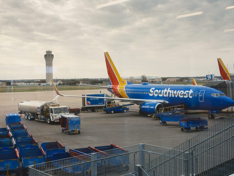 Un avión de Southwest Airlines en una puerta del Aeropuerto Internacional Austin-Bergstrom en Austin. Fotógrafo: Jordan Vonderhaar/Bloomberg. Un avión de Southwest Airlines en una puerta del Aeropuerto Internacional Austin-Bergstrom en Austin. Fotógrafo: Jordan Vonderhaar/Bloomberg.