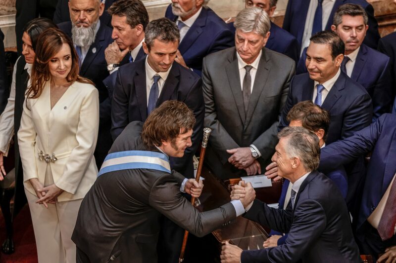 Javier MIlei e o ex-presidente Mauricio Macri se cumprimentam no Congresso argentino: decisão contra aumento de pensões Javier MIlei e o ex-presidente Mauricio Macri se cumprimentam no Congresso argentino: decisão contra aumento de pensões