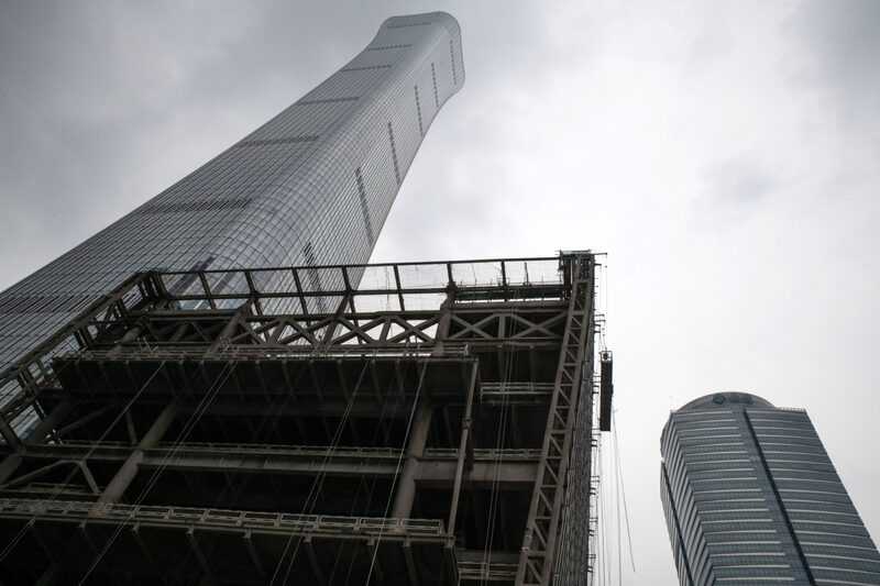 Edifício em construção na área financeira de Pequim, na China Edifício em construção na área financeira de Pequim, na China