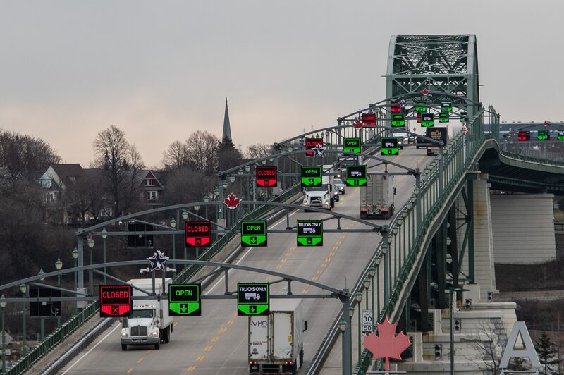 Camiones cruzan el puente Peace Bridge en la frontera entre Canadá y Estados Unidos en Fort Erie, Ontario, Canadá. Fotógrafa: Laura Proctor/Bloomberg Camiones cruzan el puente Peace Bridge en la frontera entre Canadá y Estados Unidos en Fort Erie, Ontario, Canadá. Fotógrafa: Laura Proctor/Bloomberg