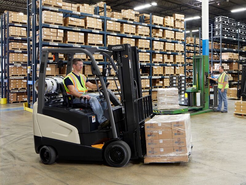 En una foto referencial, operarios y montacargas. En una foto referencial, operarios y montacargas.