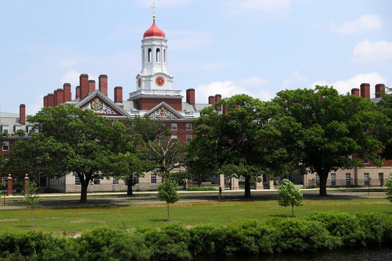 Congelan US$2.200 millones en subvenciones plurianuales a Harvard tras desafiar a Trump. Congelan US$2.200 millones en subvenciones plurianuales a Harvard tras desafiar a Trump.