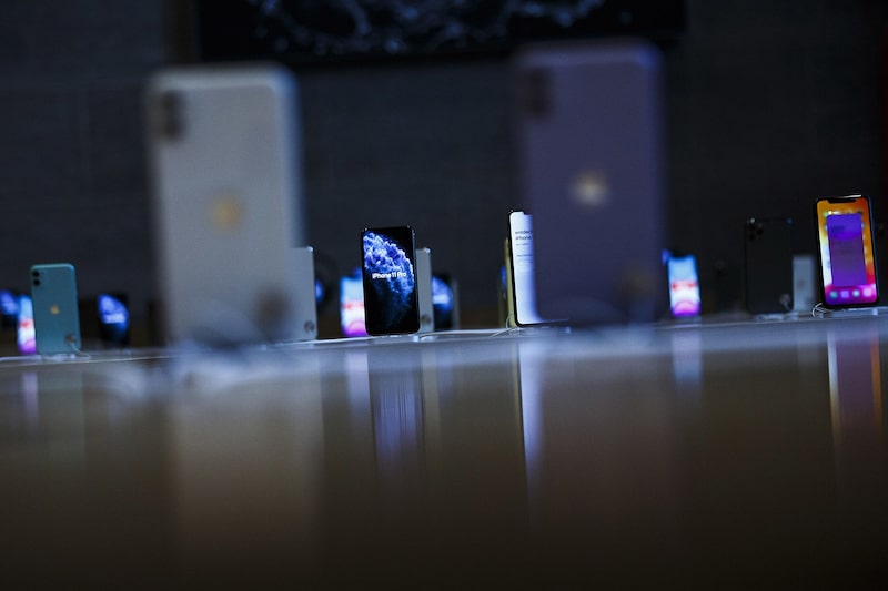 Los nuevos iPhone 11 de Apple se muestran en una tienda de Apple en el primer día de venta del teléfono en la Apple Store el 20 de septiembre de 2019 en Berlín, Alemania. El nuevo teléfono viene en dos variaciones con precios a partir de 799 euros. Los nuevos iPhone 11 de Apple se muestran en una tienda de Apple en el primer día de venta del teléfono en la Apple Store el 20 de septiembre de 2019 en Berlín, Alemania. El nuevo teléfono viene en dos variaciones con precios a partir de 799 euros.
