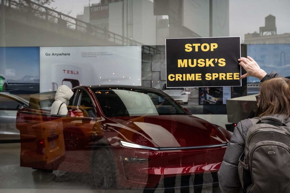 Un manifestante durante una protesta contra las acciones de Musk en la administración Trump frente a una sala de exposición de Tesla en Nueva York. Fotógrafa: Stephanie Keith/Bloomberg Un manifestante durante una protesta contra las acciones de Musk en la administración Trump frente a una sala de exposición de Tesla en Nueva York. Fotógrafa: Stephanie Keith/Bloomberg