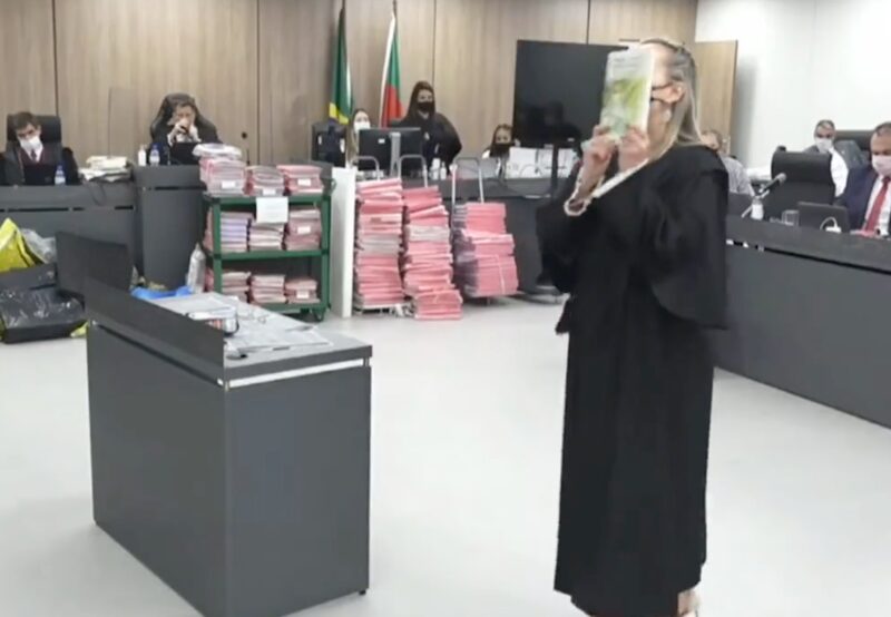 Advogada Tatiana Borsa exibe publicação com a suposta carta psicografada Advogada Tatiana Borsa exibe publicação com a suposta carta psicografada