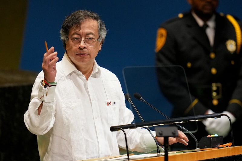 En la imagen, el presidente Gustavo Petro, que aumentó el salario mínimo mensual en un 23% el próximo año. La medida aviva las preocupaciones inflacionarias que podrían presionar al banco central a elevar la tasa de interés. En la imagen, el presidente Gustavo Petro, que aumentó el salario mínimo mensual en un 23% el próximo año. La medida aviva las preocupaciones inflacionarias que podrían presionar al banco central a elevar la tasa de interés.