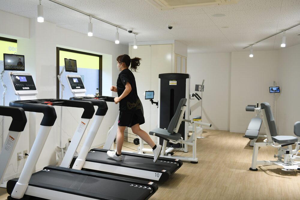 Unidades têm visual minimalista, em branco e amarelo, o que faz com que pareça mais aconchegante Unidades têm visual minimalista, em branco e amarelo, o que faz com que pareça mais aconchegante