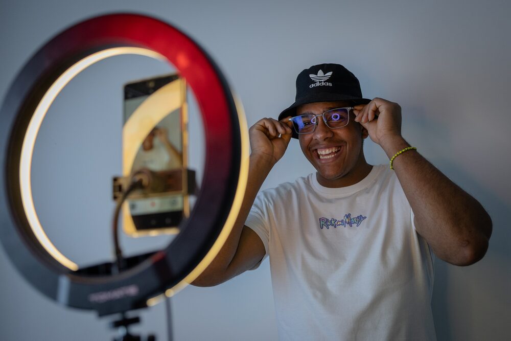 Oscar Vasquez, chef de Havana que hoje vive em Curitiba e que tem mais de 12.000 seguidores no TikTok (Foto: Maira Erlich/Bloomberg) Oscar Vasquez, chef de Havana que hoje vive em Curitiba e que tem mais de 12.000 seguidores no TikTok (Foto: Maira Erlich/Bloomberg)