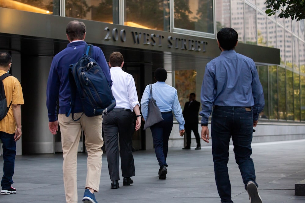 Los colaboradores caminan hacia Goldman Sachs Group Inc. sede en Nueva York, U.S., el jueves, 22 de julio, 2021 Los colaboradores caminan hacia Goldman Sachs Group Inc. sede en Nueva York, U.S., el jueves, 22 de julio, 2021