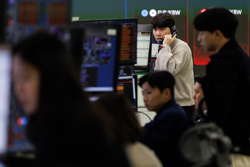 Los comerciantes de divisas trabajan dentro de una sala de operaciones en el Banco Hana en Seúl, Corea del Sur. Fotógrafo: SeongJoon Cho/Bloomberg. Los comerciantes de divisas trabajan dentro de una sala de operaciones en el Banco Hana en Seúl, Corea del Sur. Fotógrafo: SeongJoon Cho/Bloomberg.
