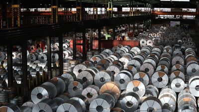 UE prevê impacto de € 28 bi nas exportações com tarifas de aço e alumínio de Trump UE prevê impacto de € 28 bi nas exportações com tarifas de aço e alumínio de Trump