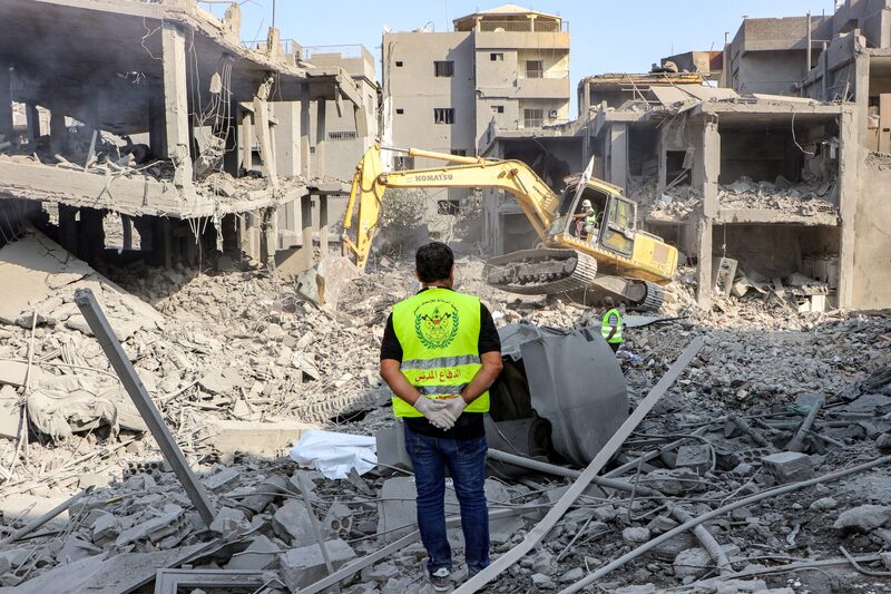 Funcionarios libaneses dijeron que los ataques israelíes sobre la ciudad de Nabatieh mataron a 16 personas, incluido el alcalde local, e hirieron a 52. Funcionarios libaneses dijeron que los ataques israelíes sobre la ciudad de Nabatieh mataron a 16 personas, incluido el alcalde local, e hirieron a 52.