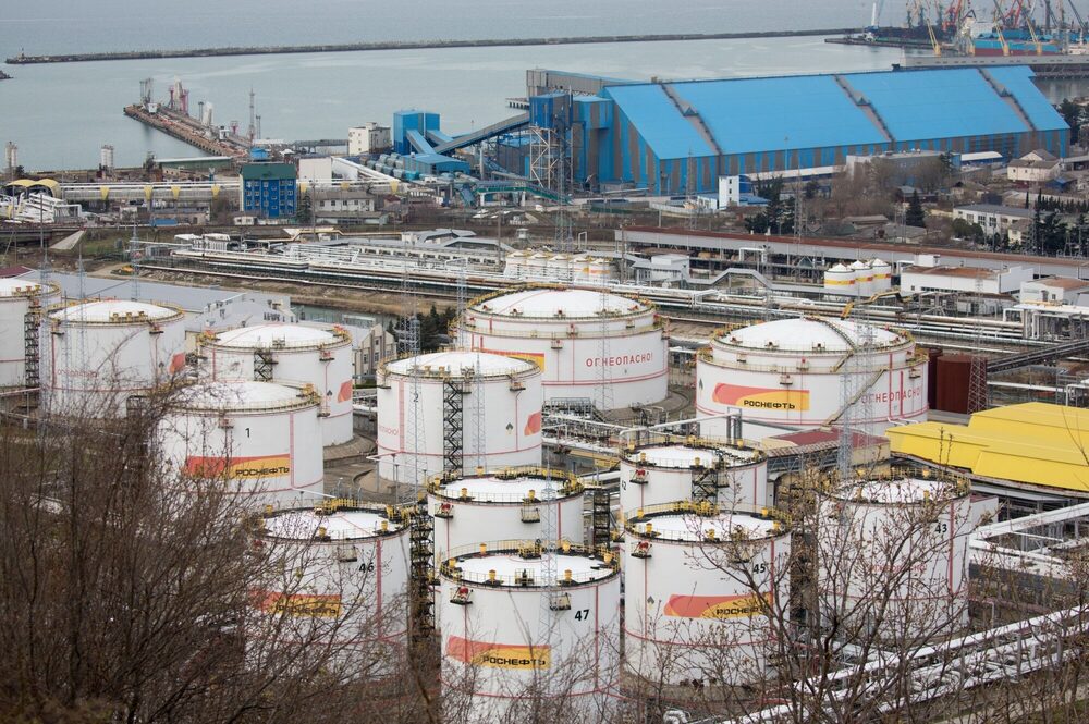 Tanques de almacenamiento de petróleo en la refinería RN-Tuapsinsky, operada por Rosneft Oil Co, en Tuapse, Rusia. Tanques de almacenamiento de petróleo en la refinería RN-Tuapsinsky, operada por Rosneft Oil Co, en Tuapse, Rusia.