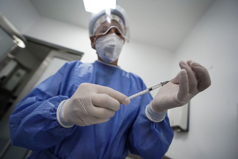 Na última sexta-feira, 55% dos novos casos foram identificados em pessoas vacinadas Na última sexta-feira, 55% dos novos casos foram identificados em pessoas vacinadas