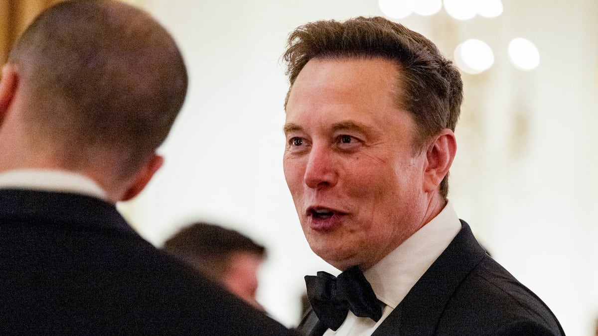 ¿Por qué Elon Musk decidió vivir en una caravana al lado de un centro de datos?